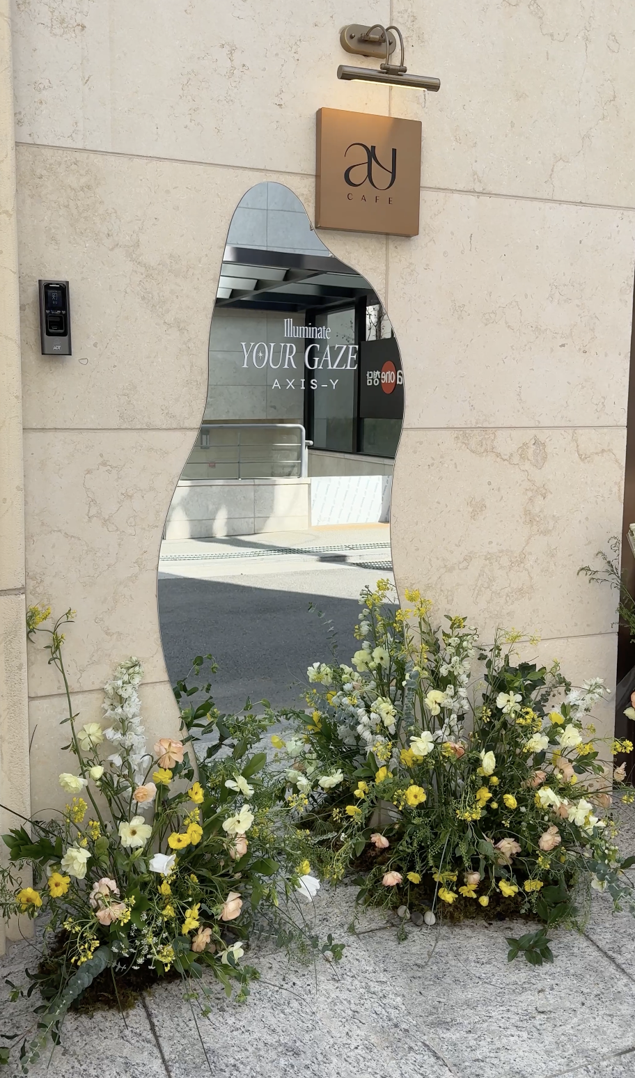 브랜드 미러 설치물